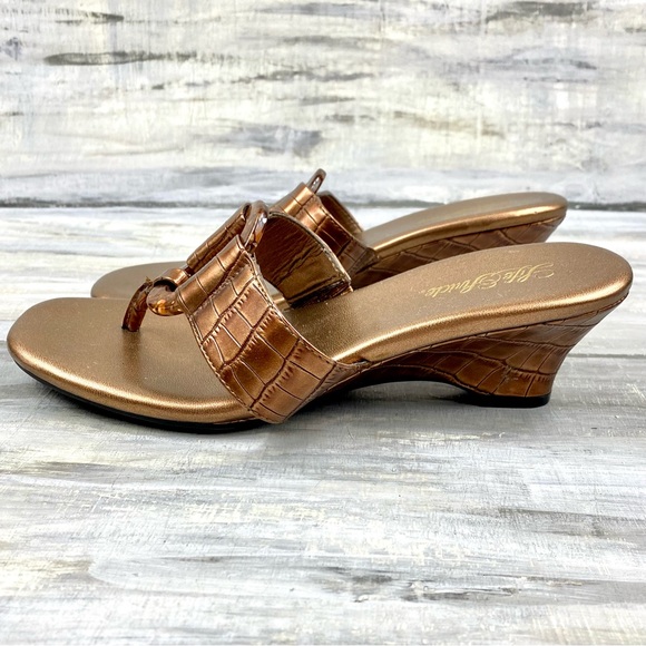 Life Stride “Fabulous” Bronze Wedge Thong Sandal Low Wedge Heel Comfort Croc 7M - Picture 6 of 16